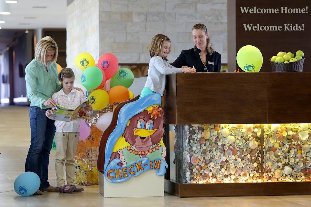 Falkensteiner Family Hotel Diadora Петркане Екстериор снимка Check-in at the Welcome Hotel