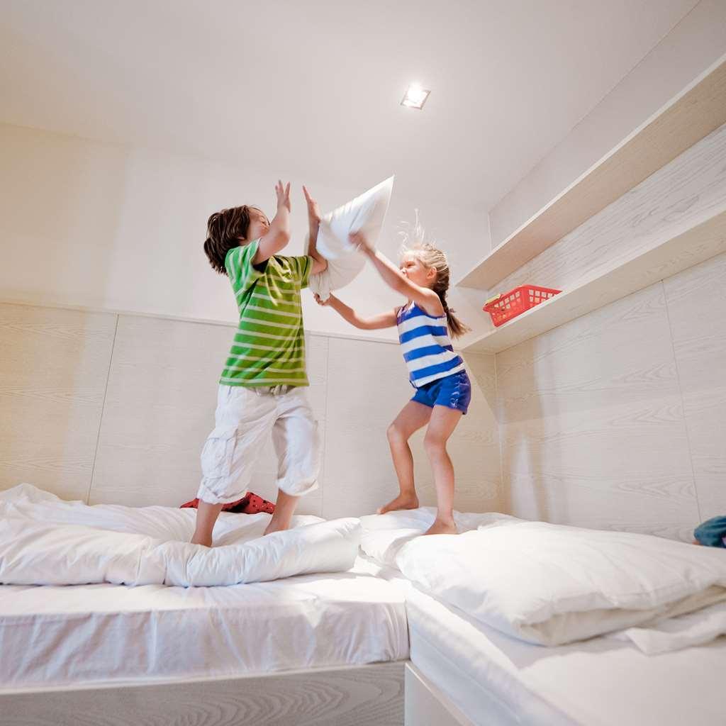 Falkensteiner Family Hotel Diadora Петркане Стая снимка A pillow fight
