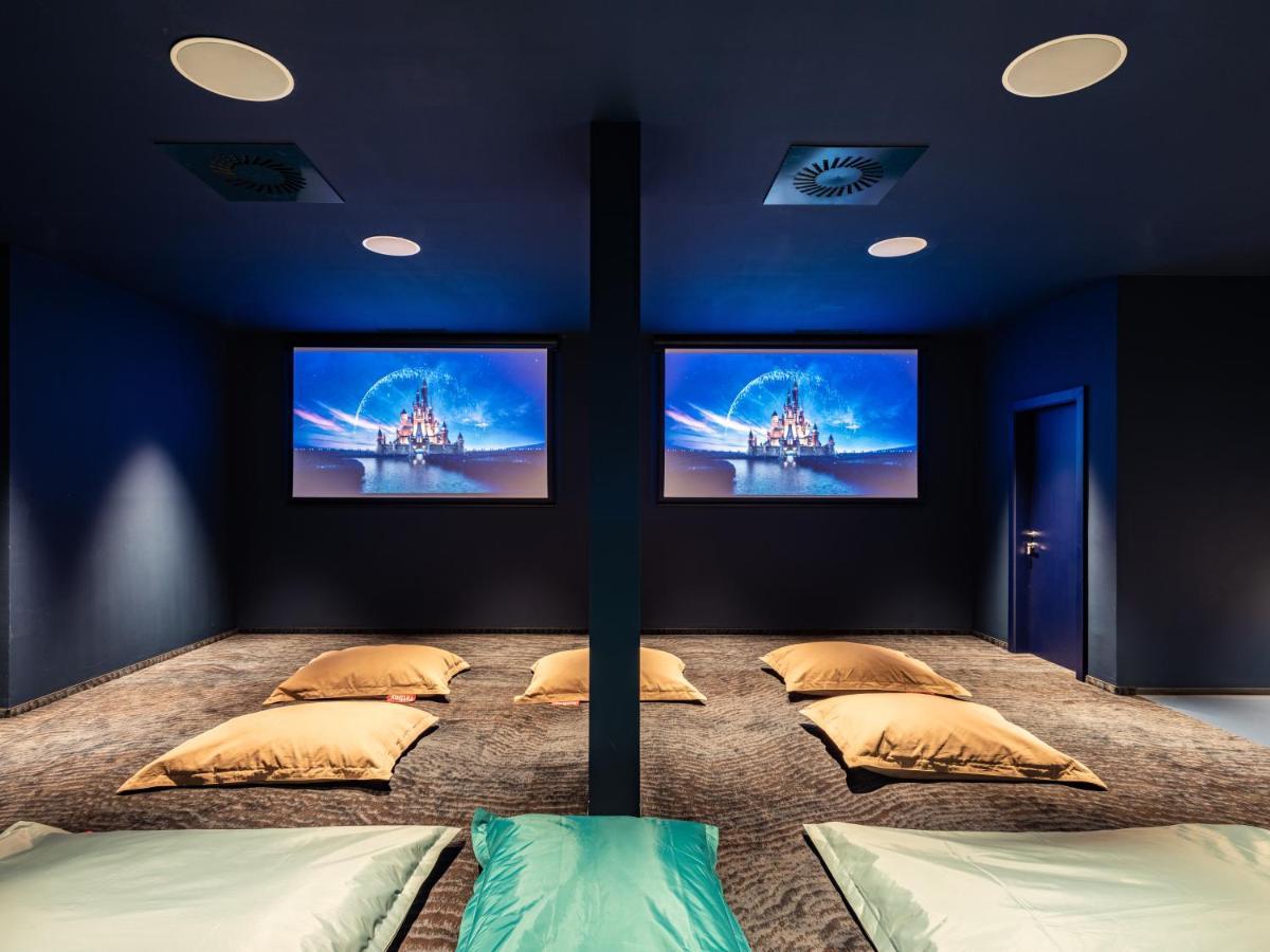 Falkensteiner Family Hotel Diadora Петркане Екстериор снимка A home theater with a projector