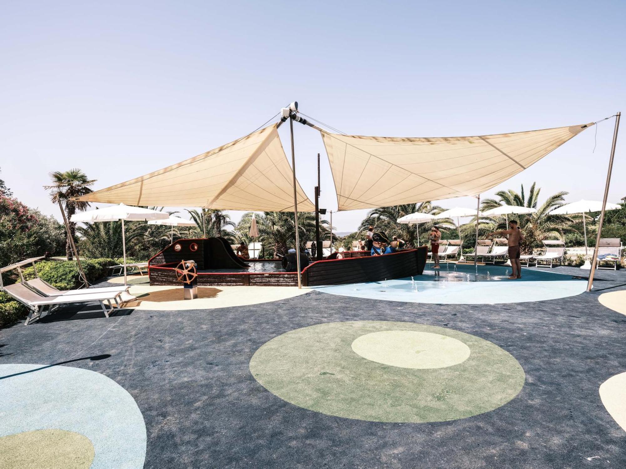 Falkensteiner Family Hotel Diadora Петркане Екстериор снимка The pool at the hotel