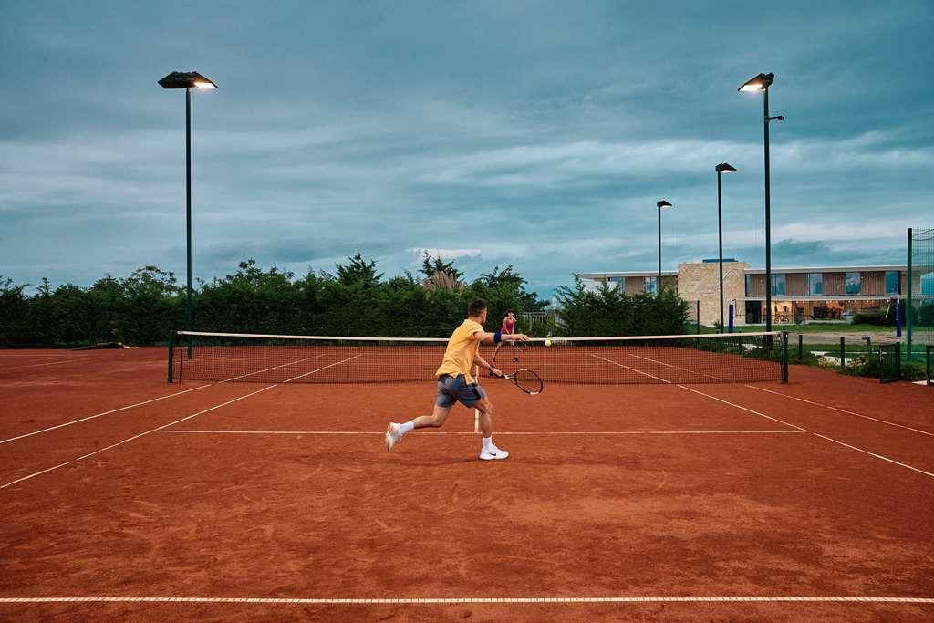 Falkensteiner Family Hotel Diadora Петркане Съоръжения снимка Tennis player on a clay court