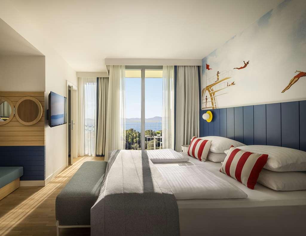 Falkensteiner Family Hotel Diadora Петркане Стая снимка Family room